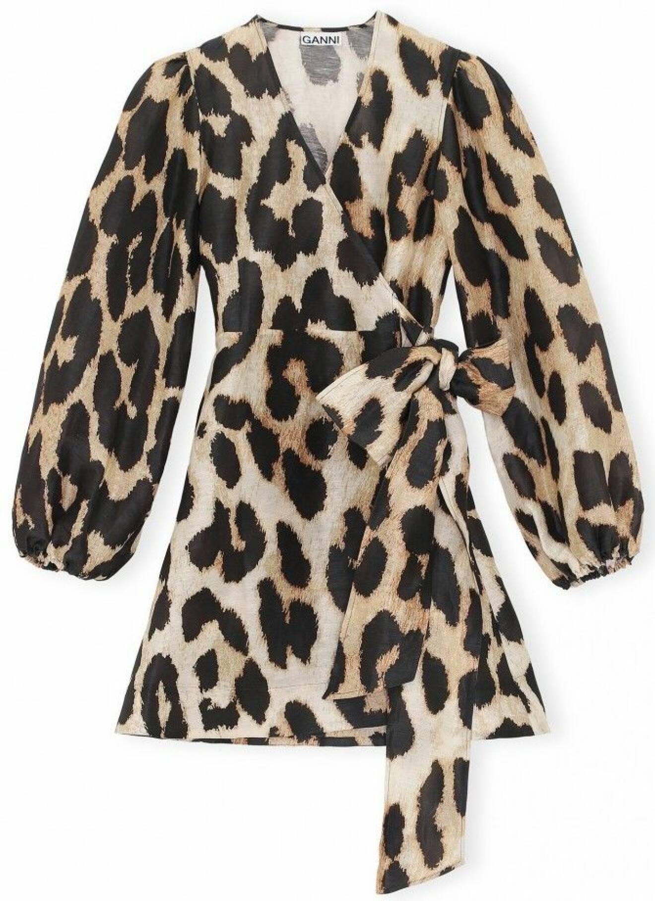 Leopardmönstrad klänning från Ganni i en materialmix av linne och siden.
