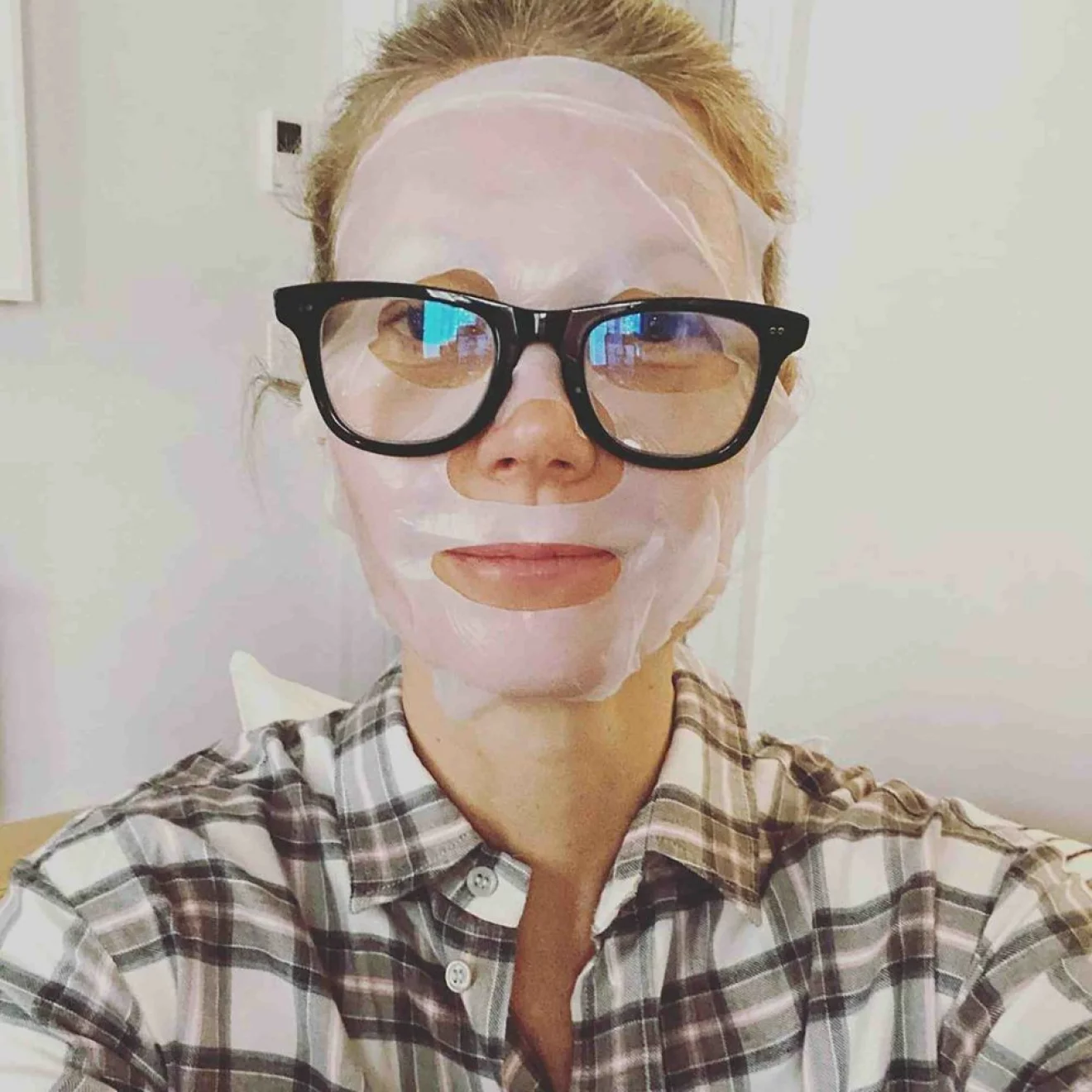 Gwyneth Palthrow i ansiktsmask och glasögon