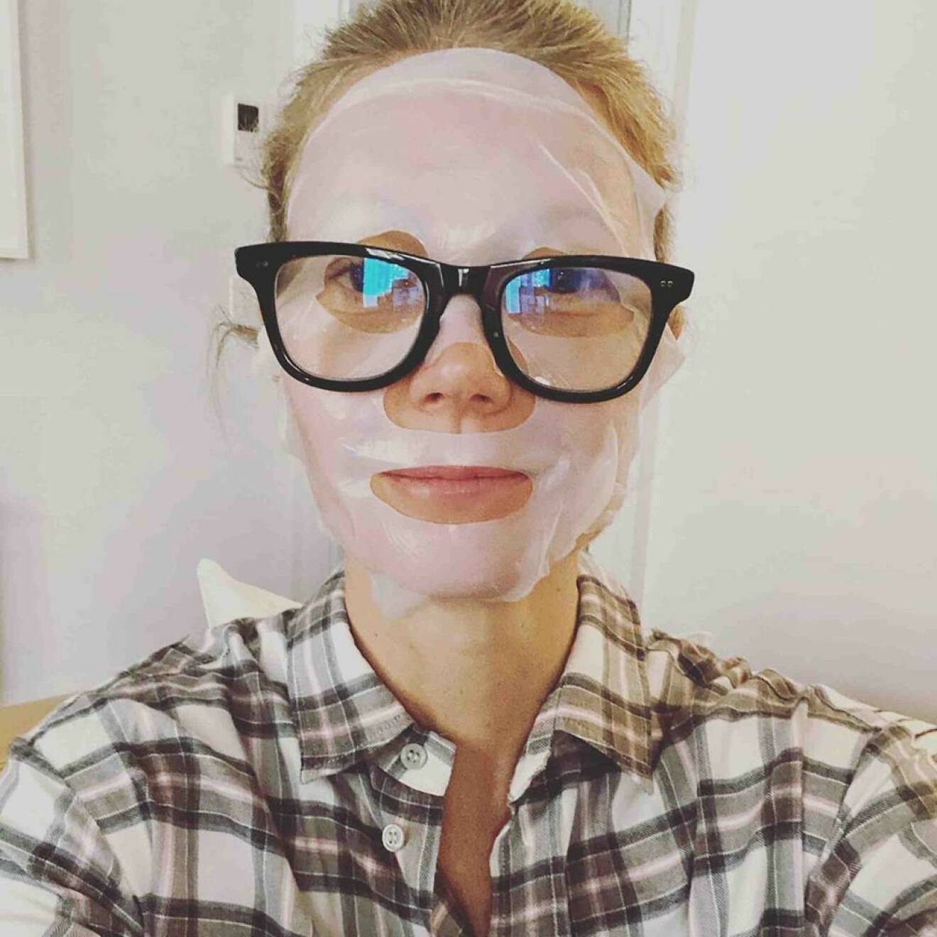 Gwyneth Palthrow i ansiktsmask och glasögon