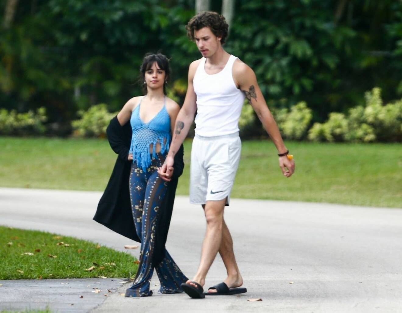 Shawn Mendes och Camila Cabello går promenad i mjukiskläder 