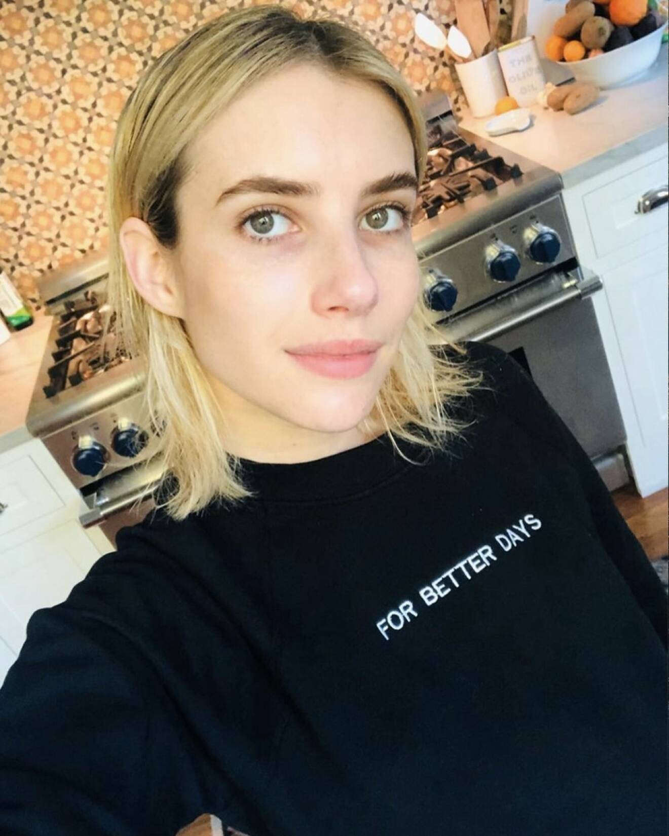 Emma Roberts osminkad i en svart t-shirt