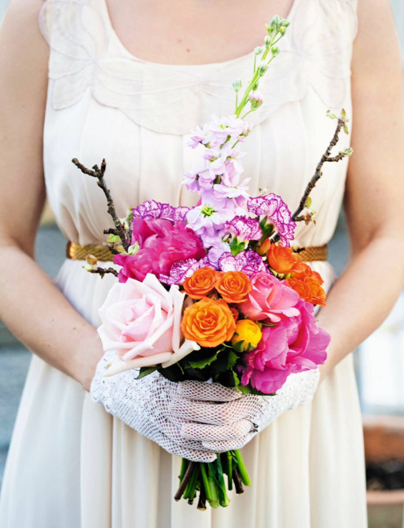 Vacker brudbukett med blandade blommor. Foto: Lisa Björner
