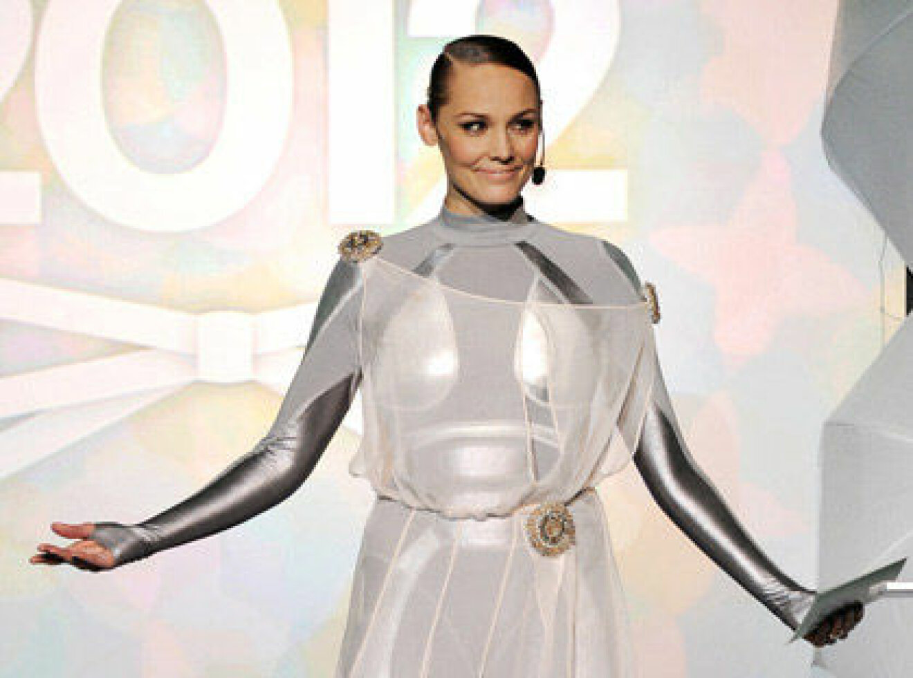 Carina Berg i en futuristisk outfit.