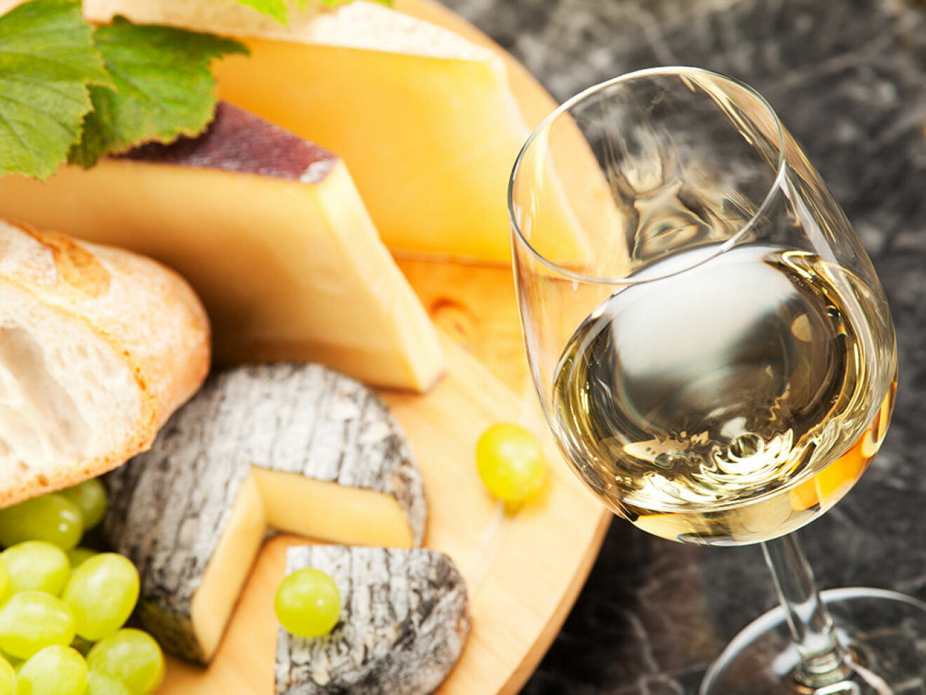 Ost och vin är en given kombination. Foto: Shutterstock