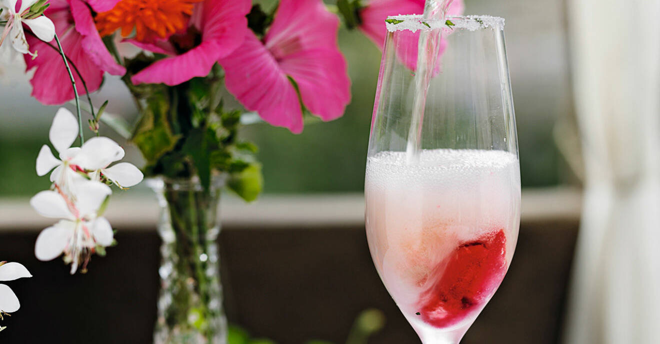 Champagnedrink med jordgubbssorbet.