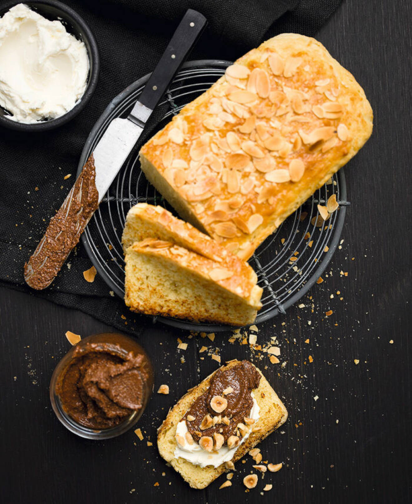 Hemgjord Nutella passar utmärkt på nyrostat bröd.