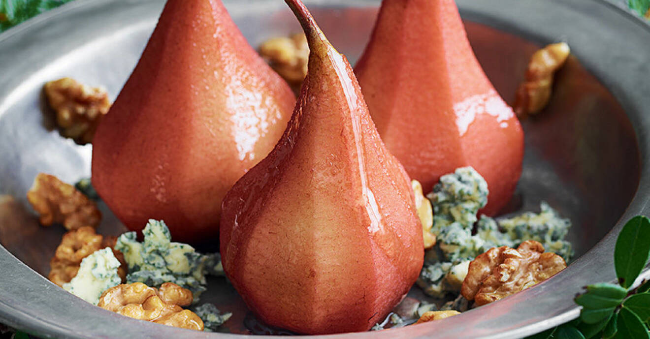 Glöggkokta päron med stiltonost och valnötter.
