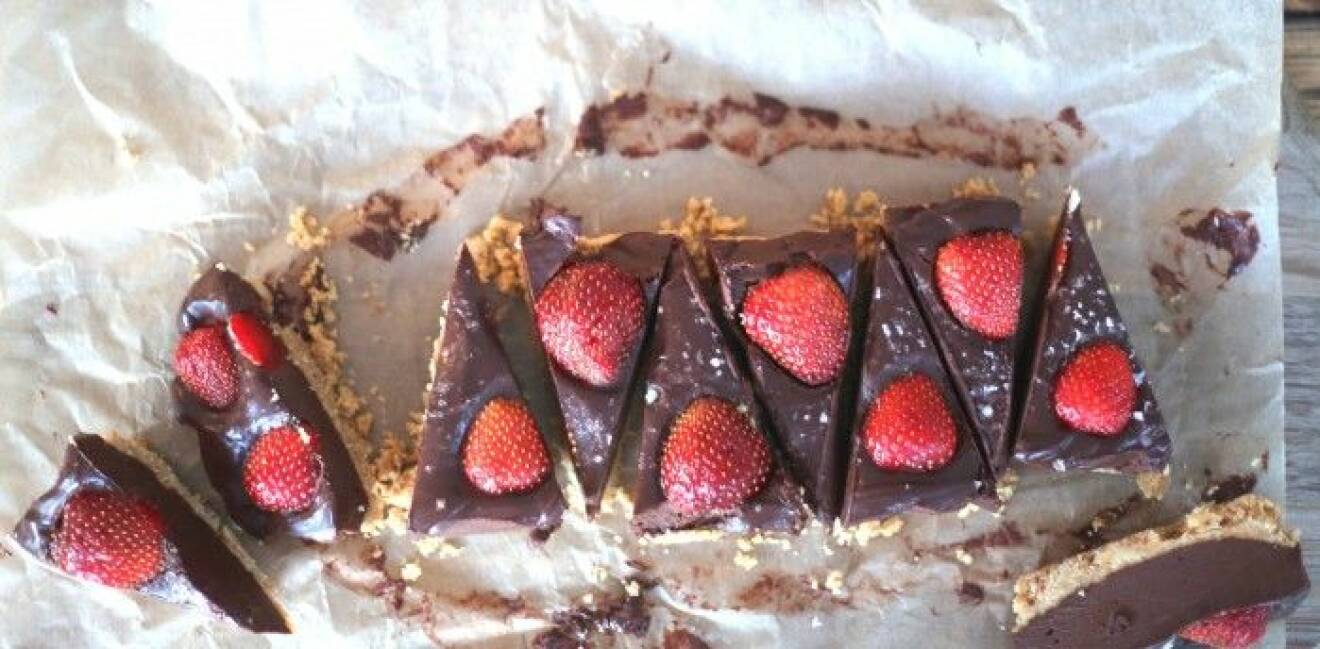 Krämig chokladcheesecake med färska jordgubbar.