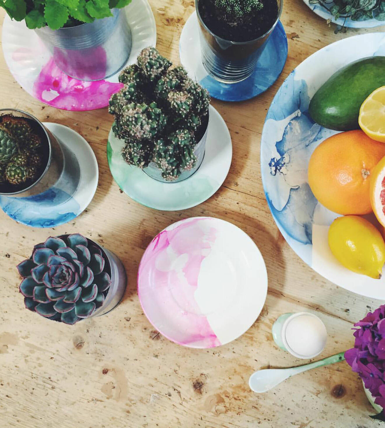 Elsa Billgren dekorerade porslin med nagellack i ”Äntligen hemma”. Foto: Instagram