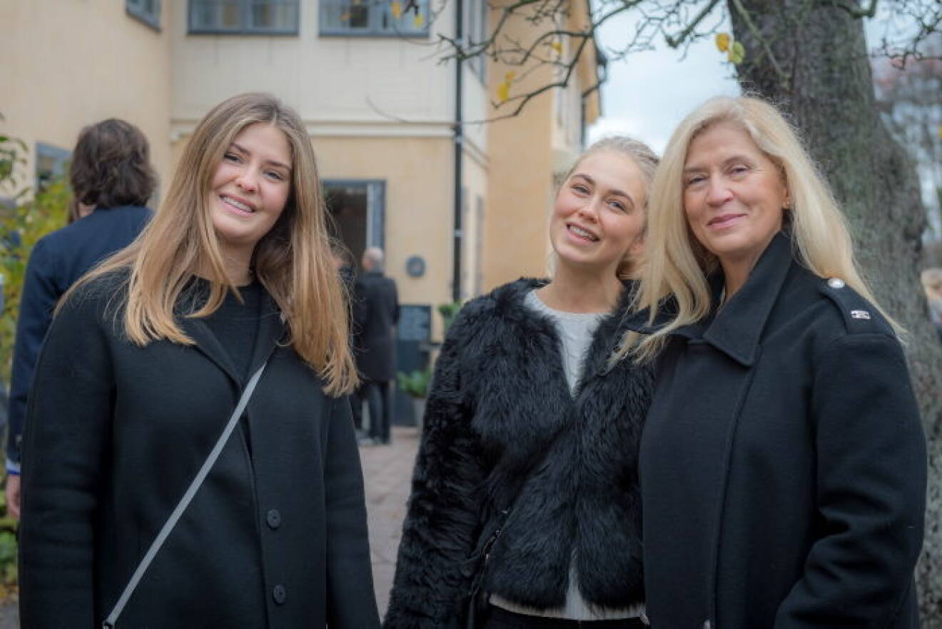 Tina Törnqvist med döttrarna Ellen och Johanna.