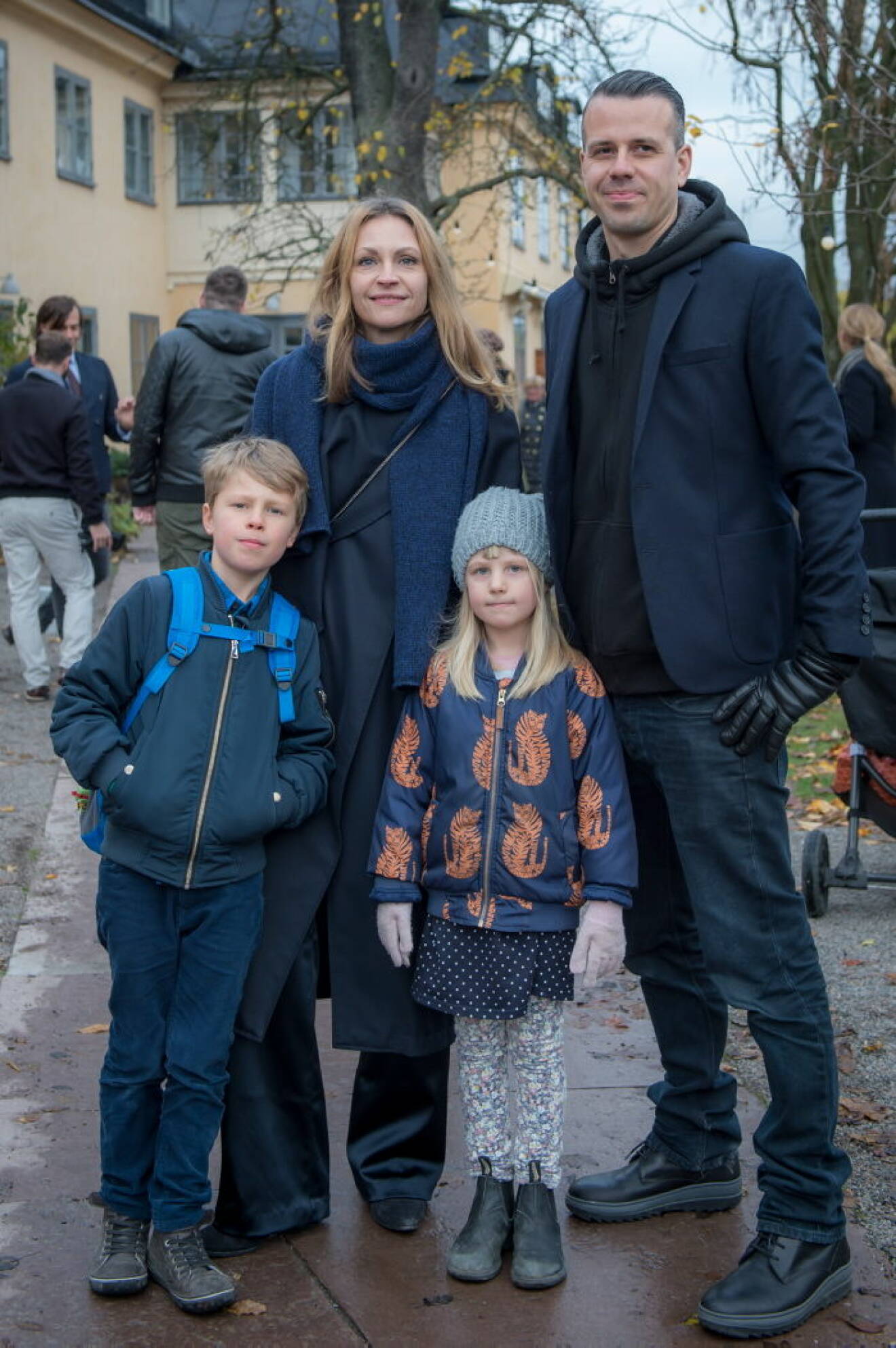 Sofie och Peter Smirnakos med familj.