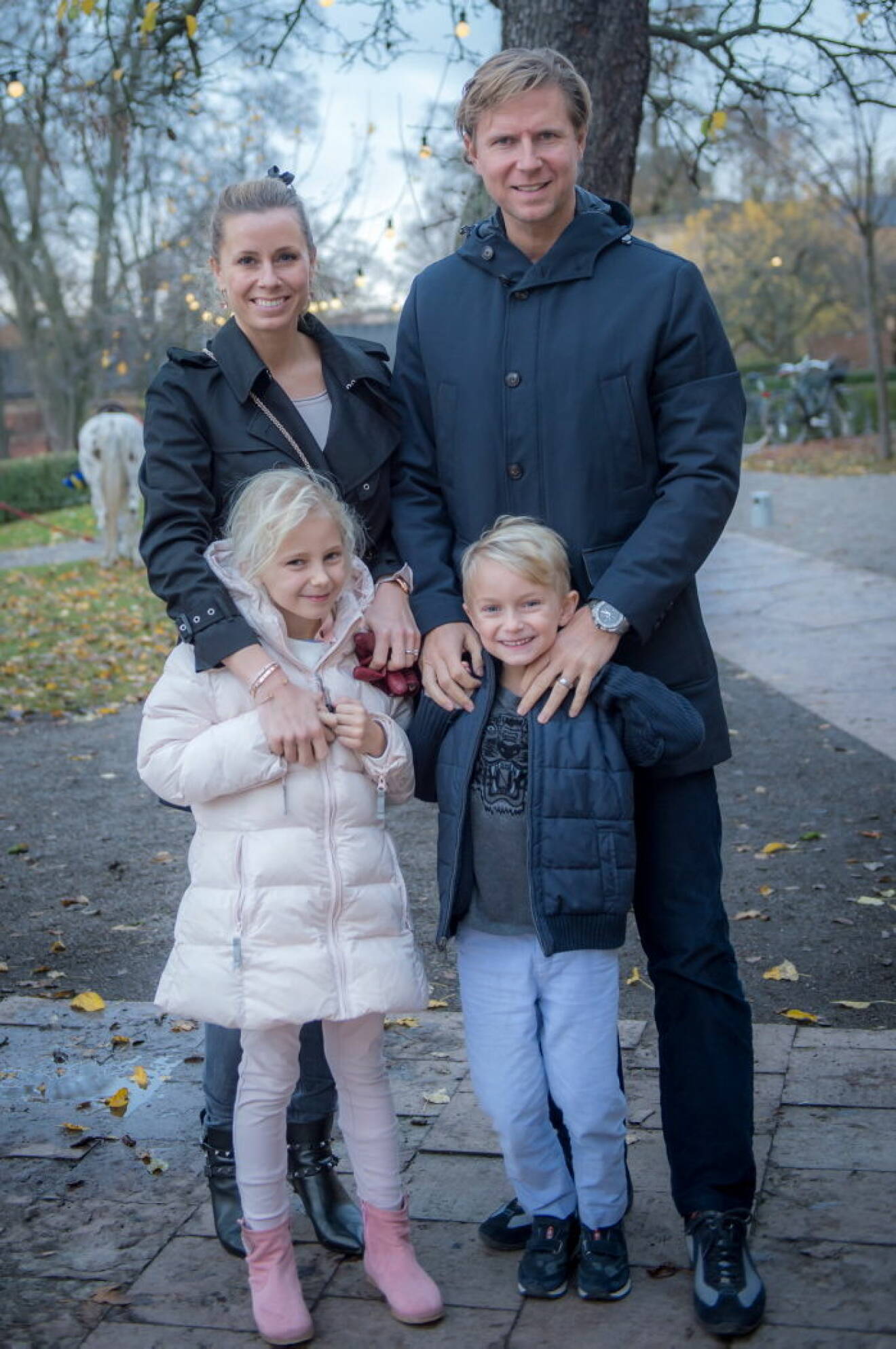 Dannie och Olof Larsson med döttrar.