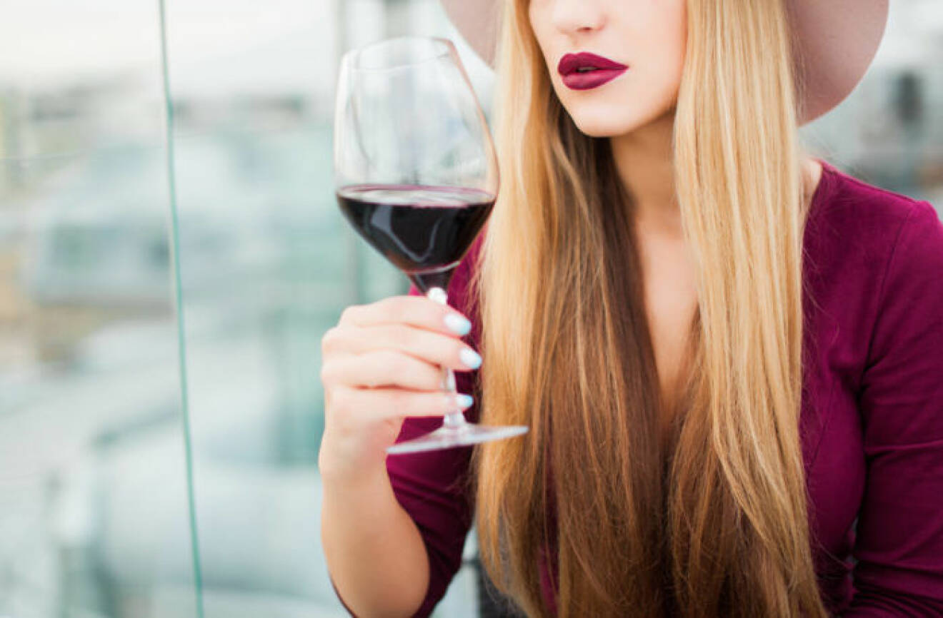Blir du också snyggare efter ett par glas vin? Foto: Shutterstock