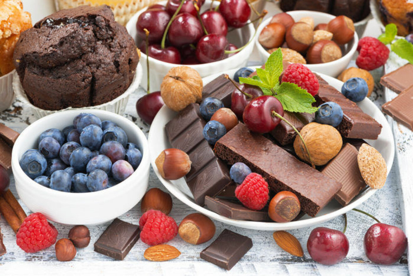 Choklad, nötter, frukt och bär. Foto: Shutterstock