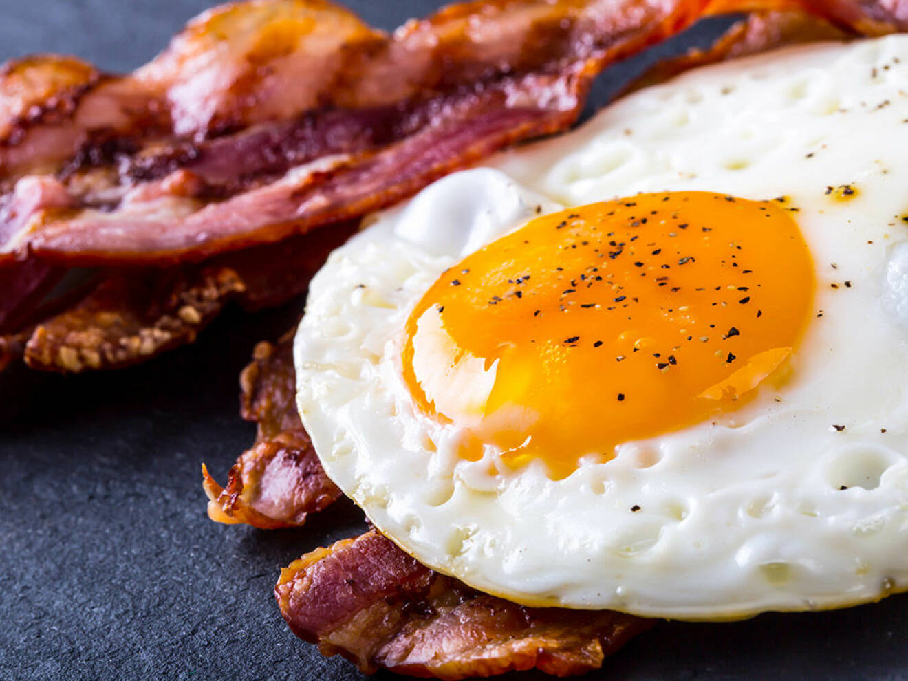 Ägg och bacon kan hjälpa till att bota bakfyllan. Foto: Shutterstock