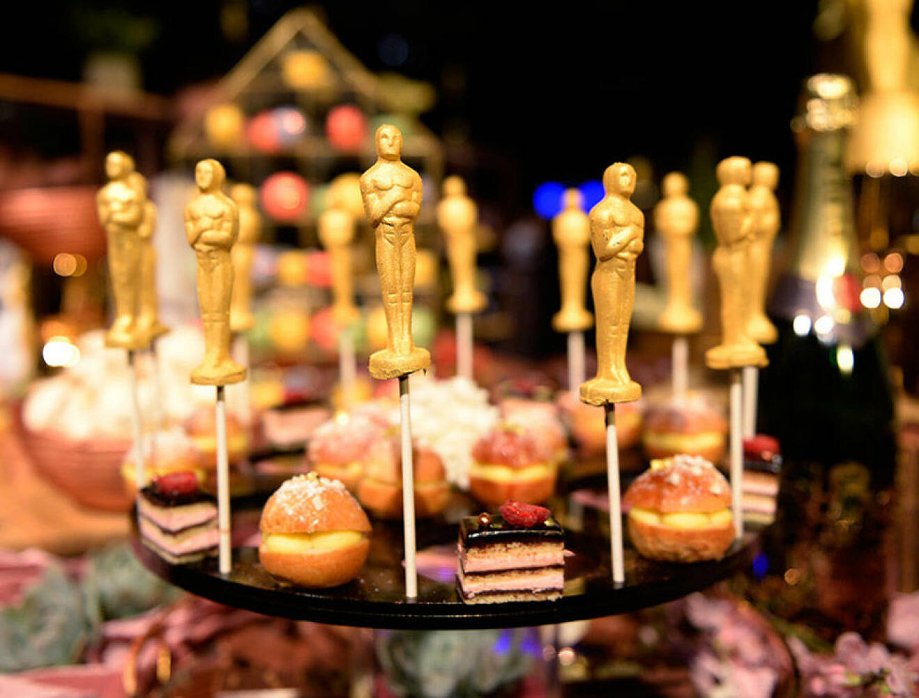 Oscarsstatyetter av choklad täckta med bladguld.