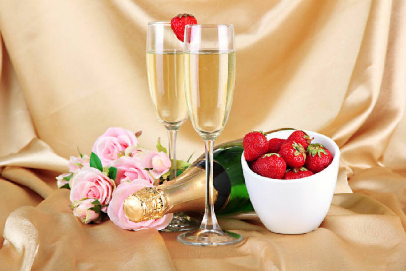 Rosor och champagne går alltid hem. Foto: Shutterstock