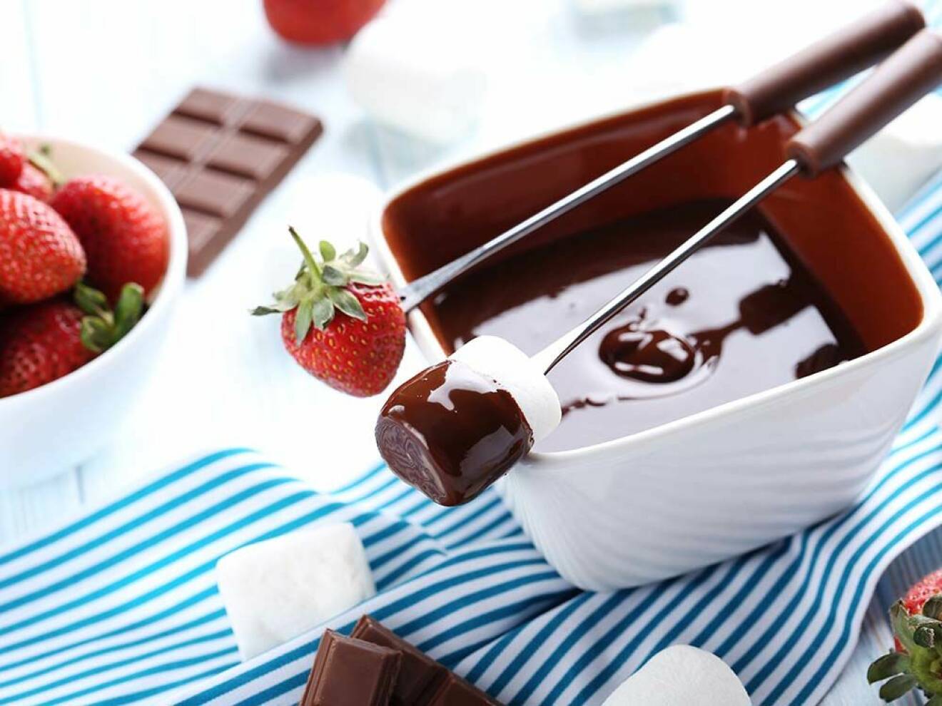 Chokladfondue med jordgubbar och marshmallows. Foto: Shutterstock