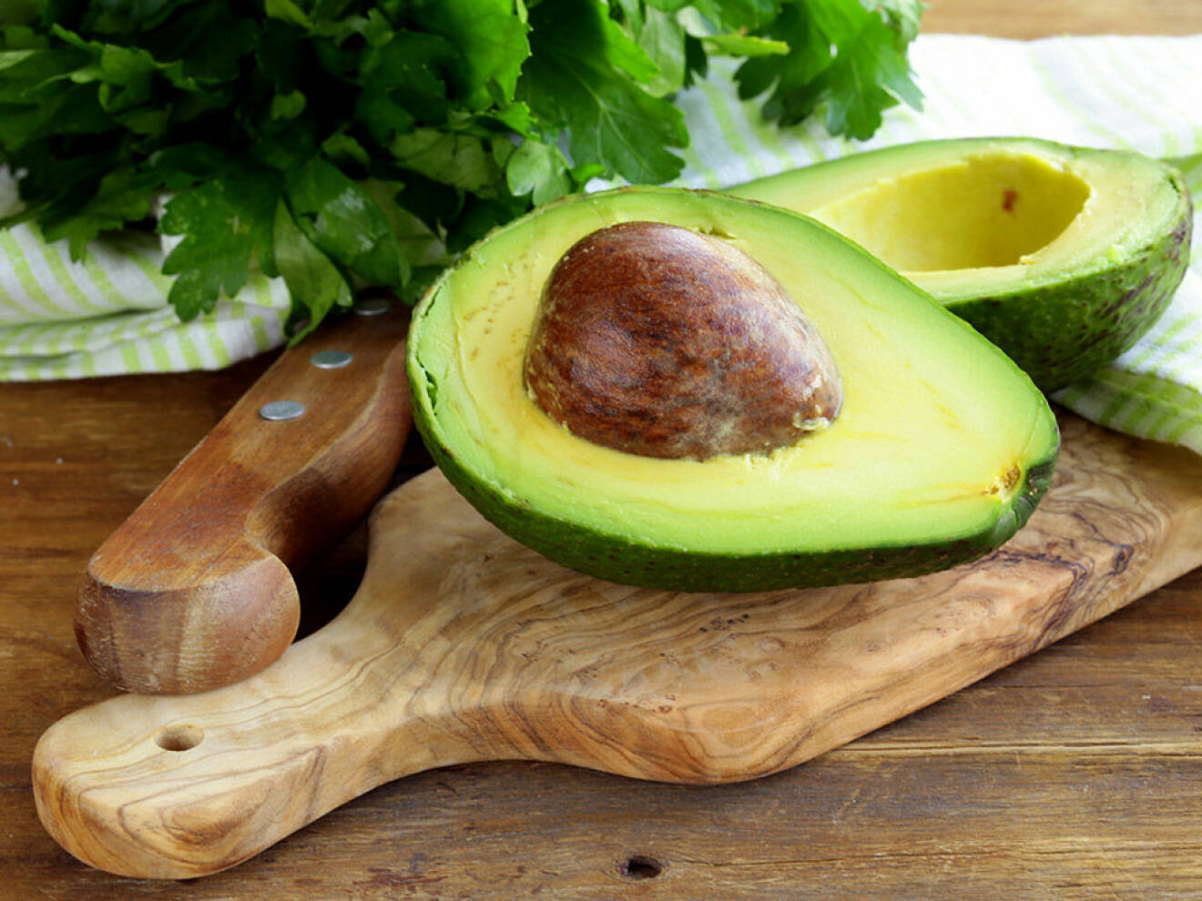 Åsikterna går isär om det är bra att äta avokadokärnan eller inte. Foto: Shutterstock