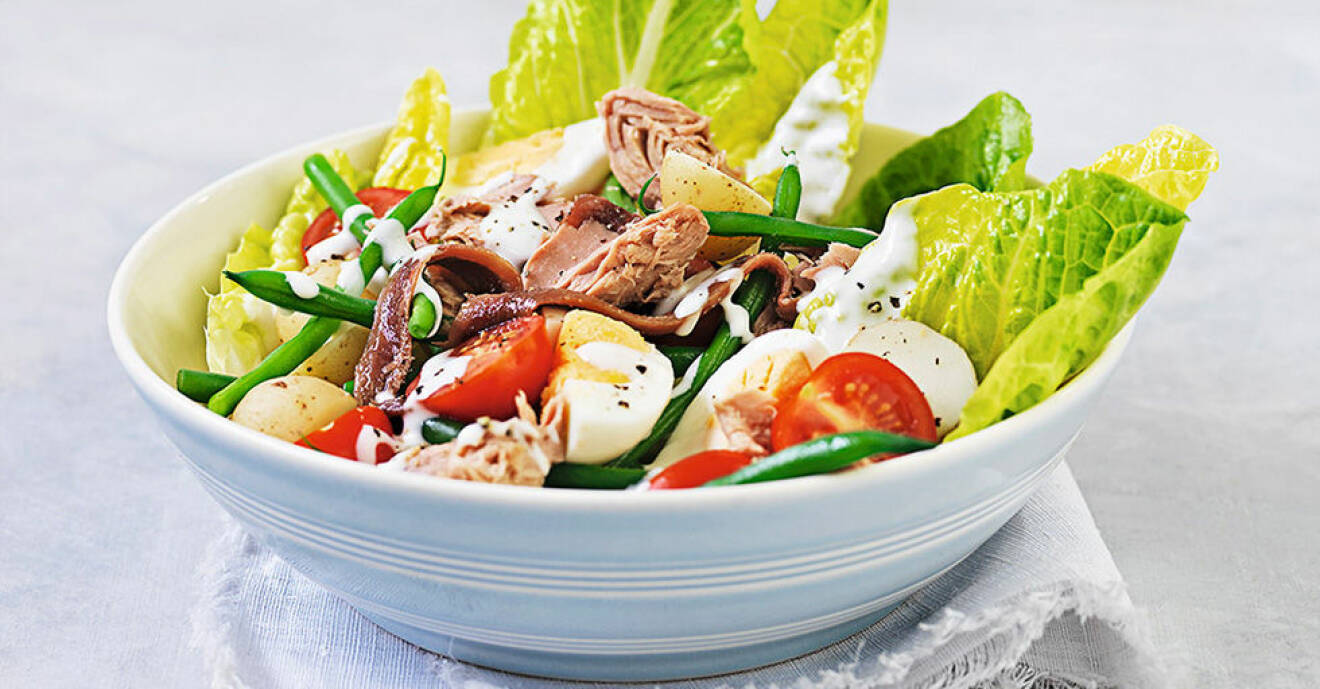 Gör en lite nyttigare Salad Nicoise med tonfisk och ägg.