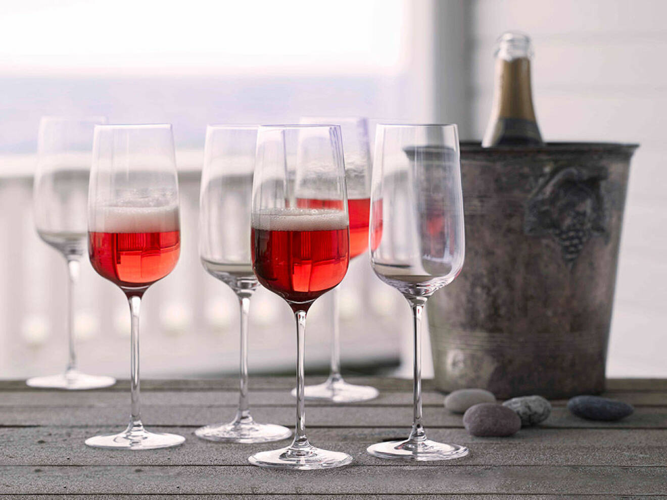 Nu är det tid för rosévin! Glasen på bilden kommer från Holmegaard.