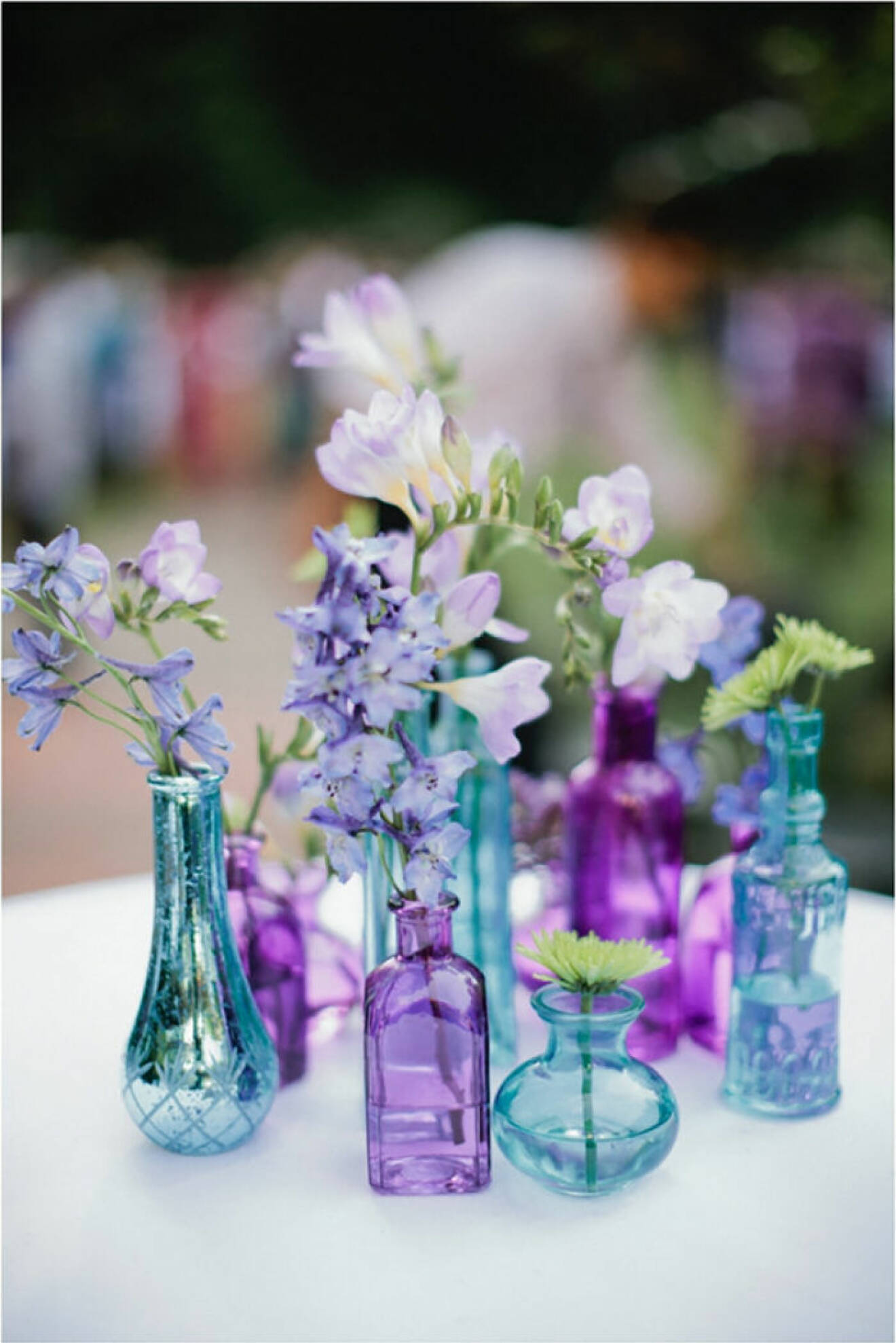 Matcha vaserna (och blommorna!) med bröllopets färgschema. 