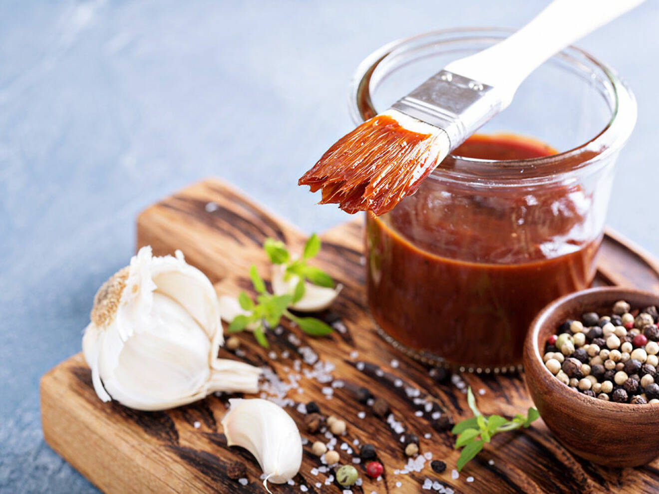 En god marinad förhöjer smaken på det du grillar! Foto: Shutterstock