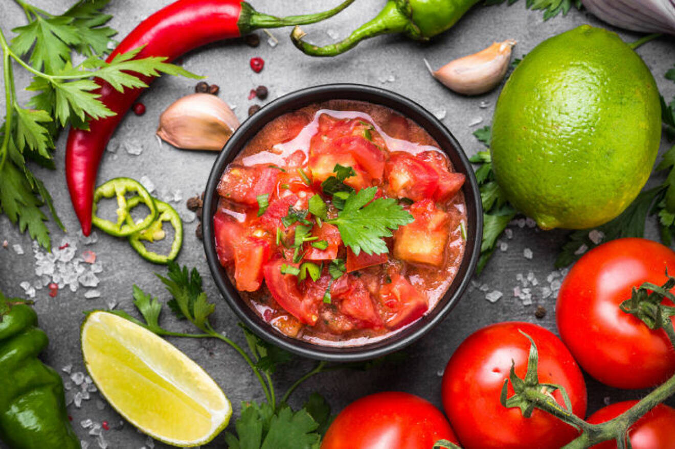 Salsa med tomat, chili och lime. 