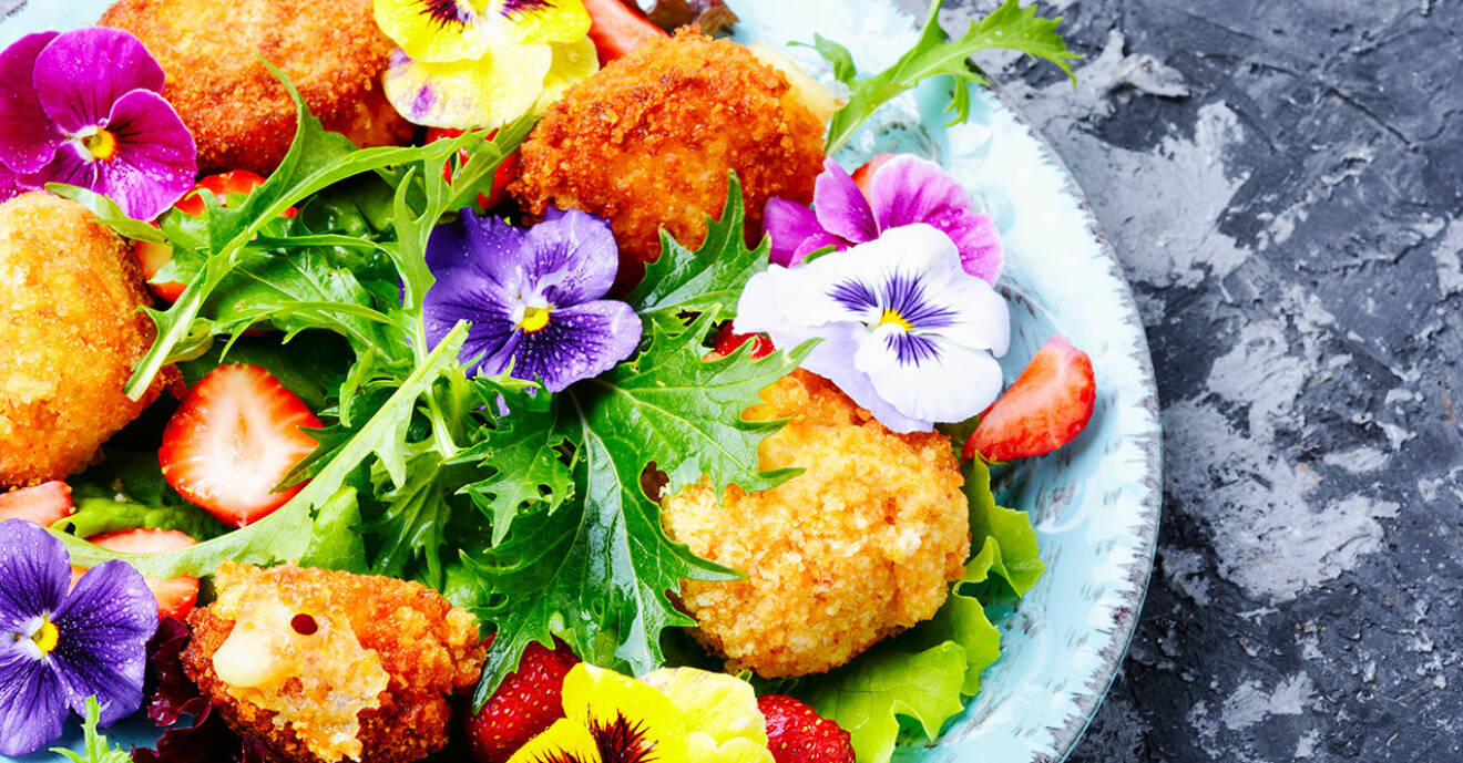 Dekorera maten med ätbara blommor.