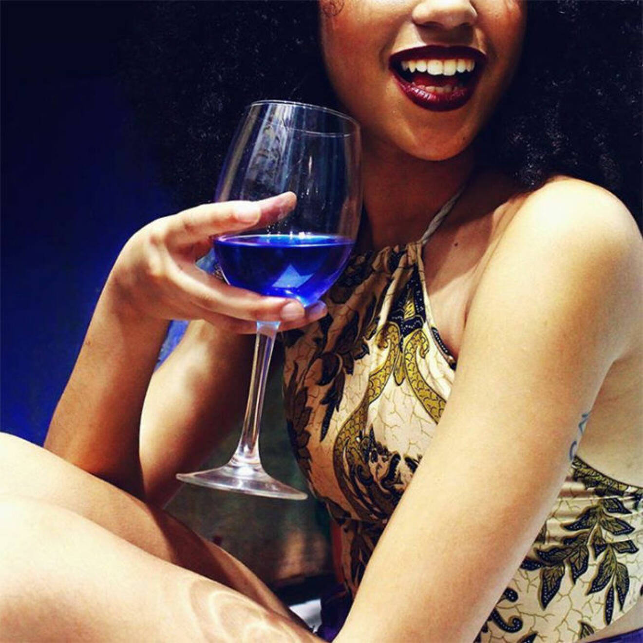 Det blåa vinet från Gik finns att beställa online.