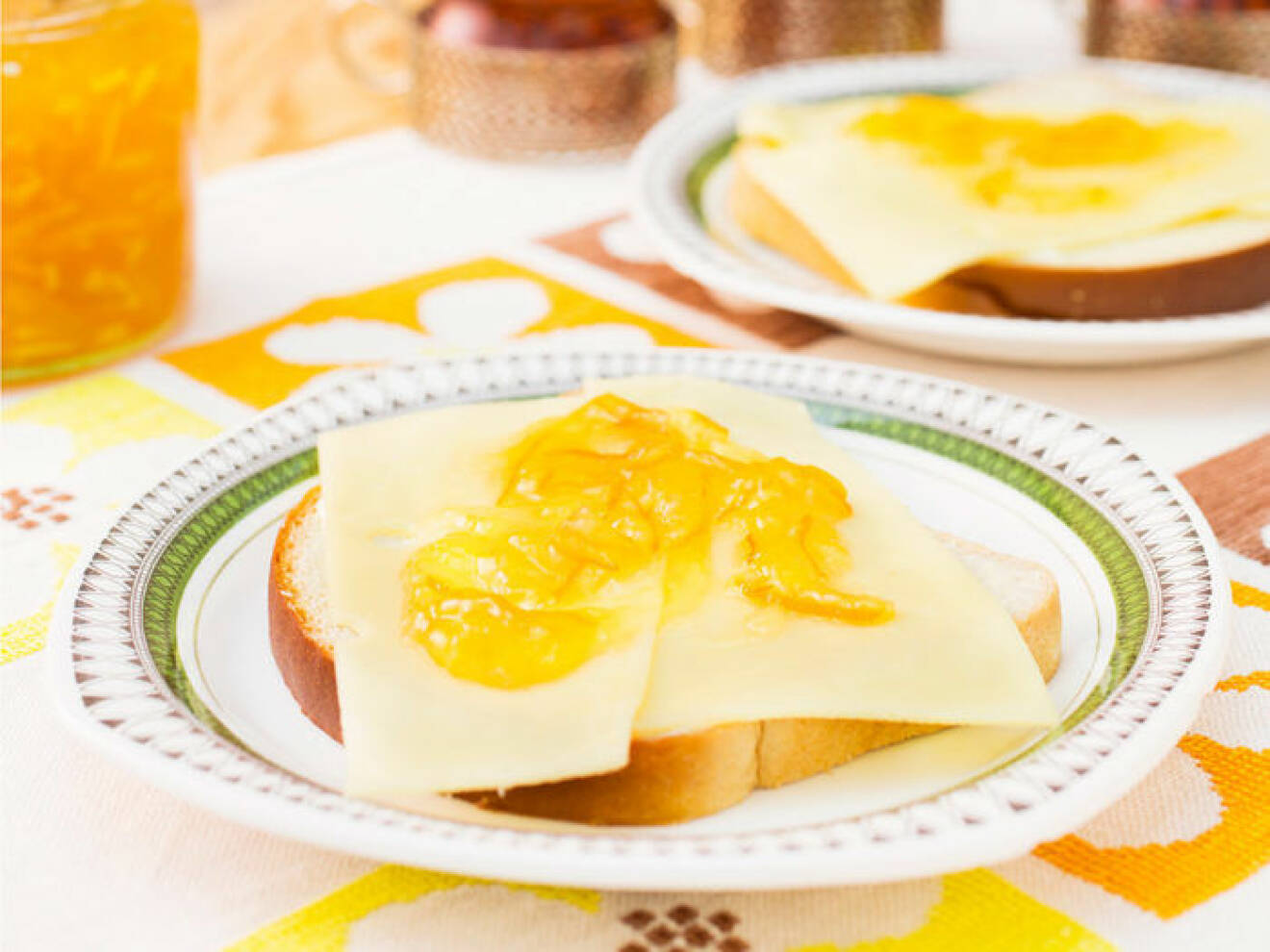 Limpsmörgås med ost och apelsinmarmelad.