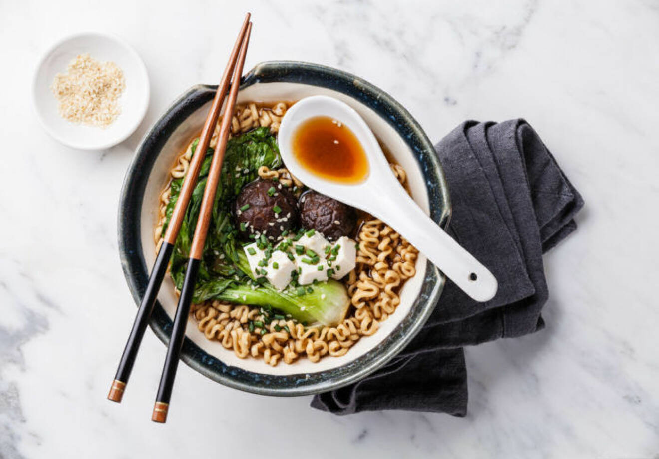 Miso ramen med nudlar, shiitake, tofu och pak choi. Foto: Shutterstock