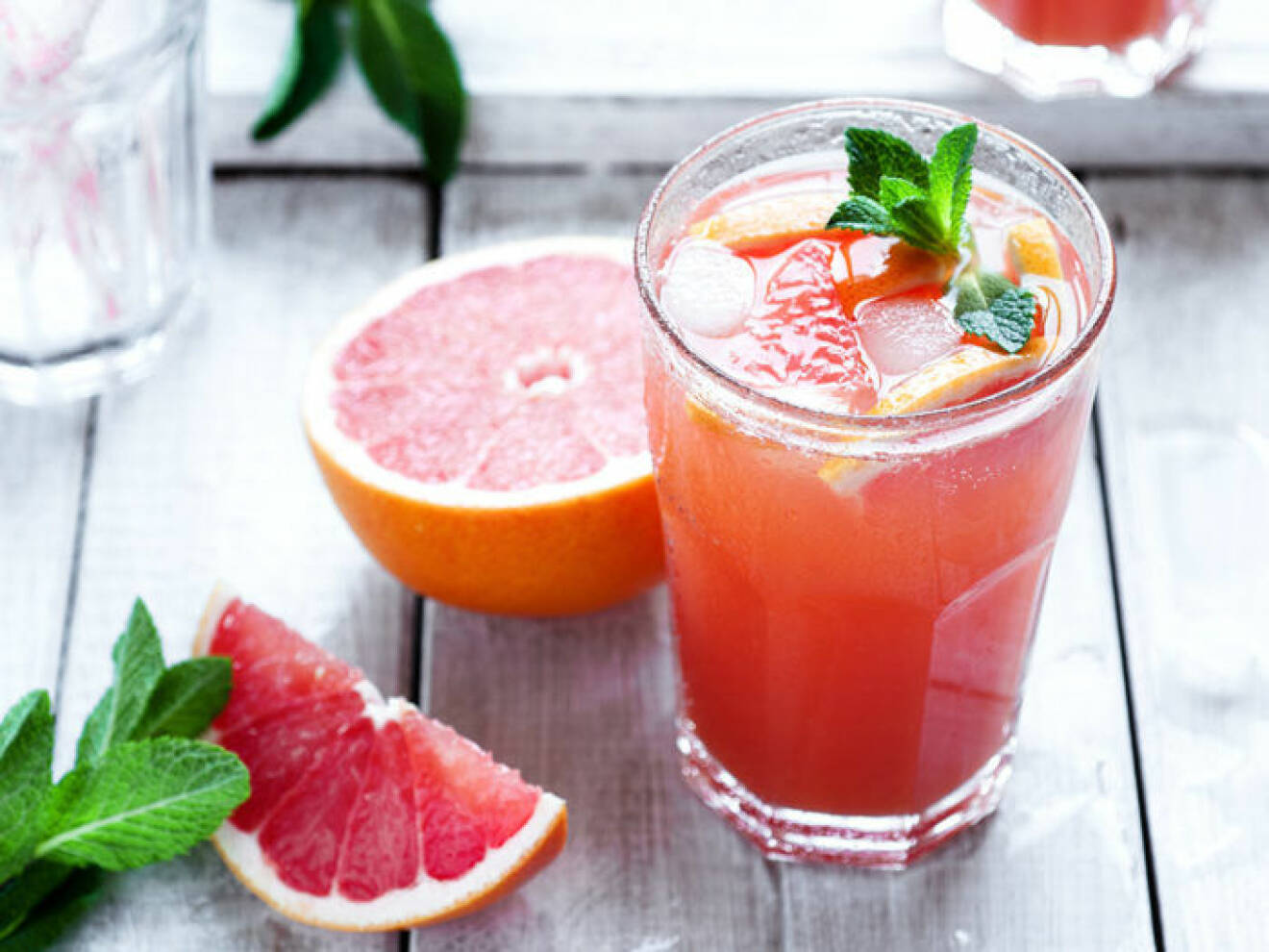 Grapefrukt-juice med mynta. Foto: Shutterstock