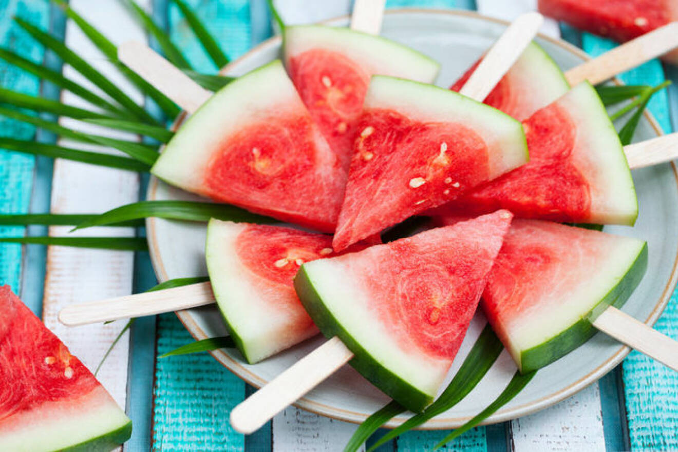 Fryst vattenmelon på pinne.
