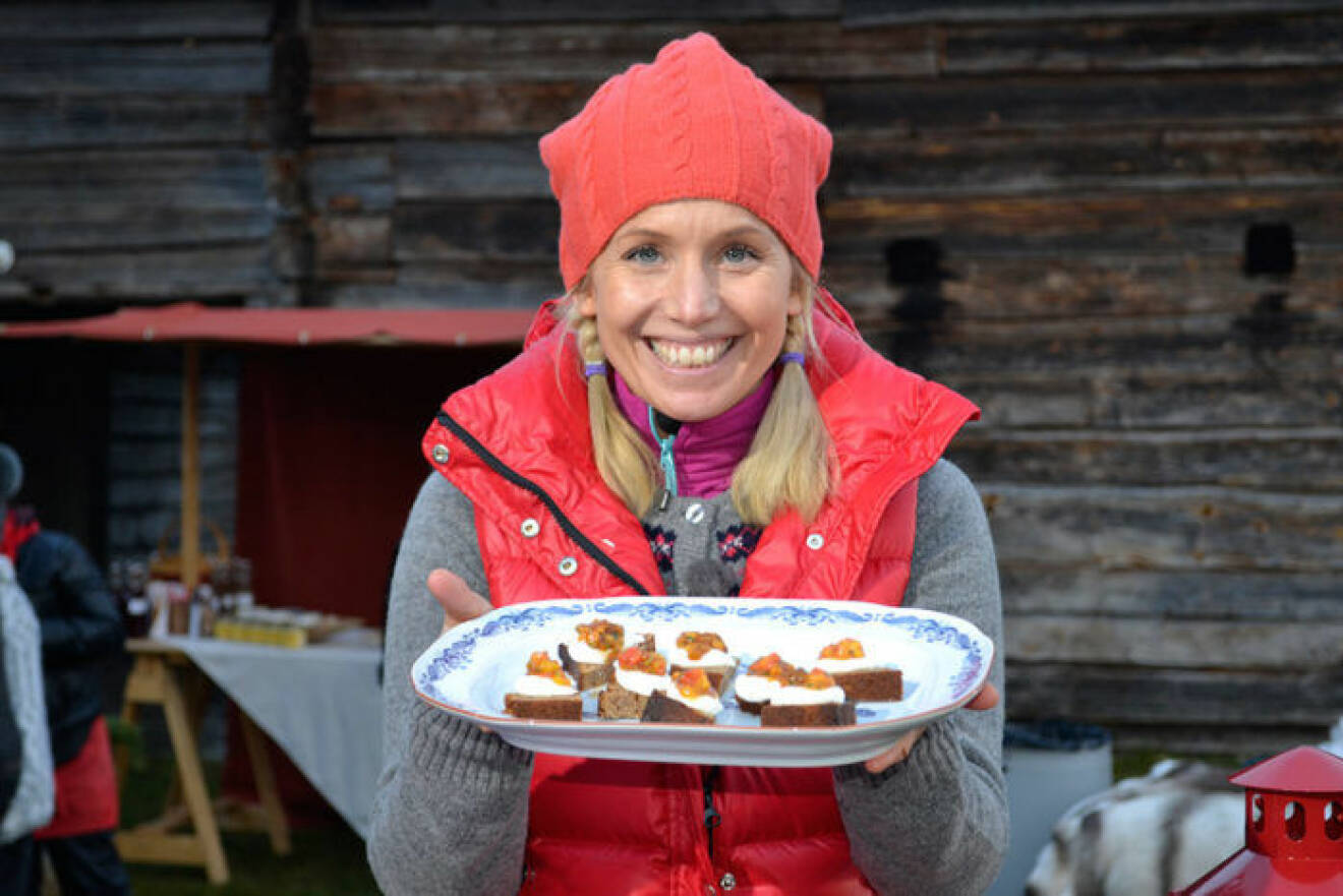 Tina Nordström lagar mat i fjällen. Foto: TV4
