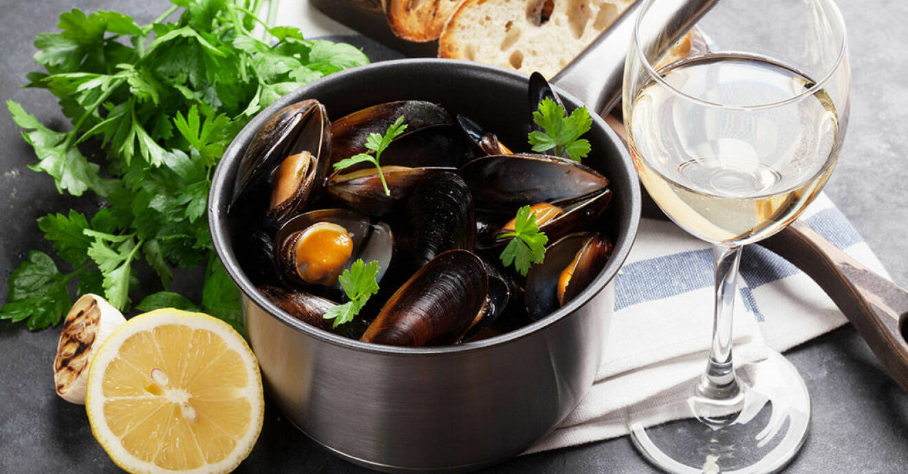 Moule marinière (vinkokta musslor) är en klassiker.