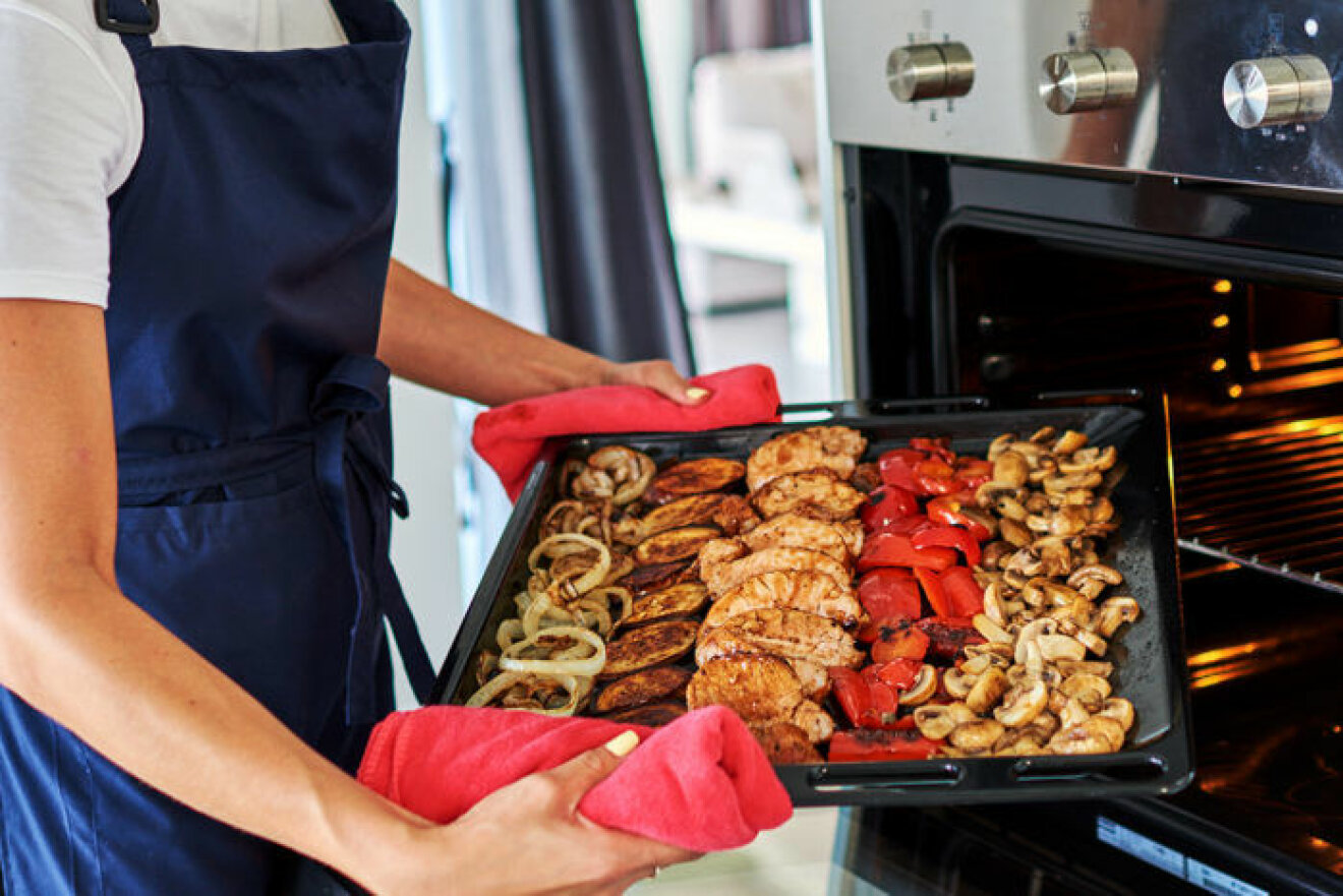 Ta ut maten ur ugnen innan du rör om i den! Foto: Shutterstock