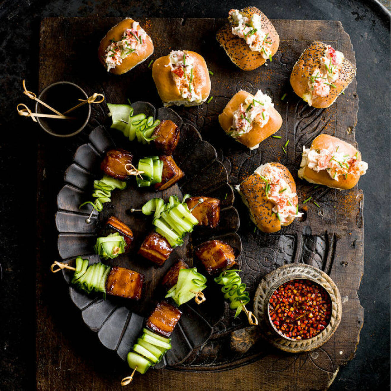 Mini-lobster rolls och grillspett med fläsk och vietnamesisk kolasås.