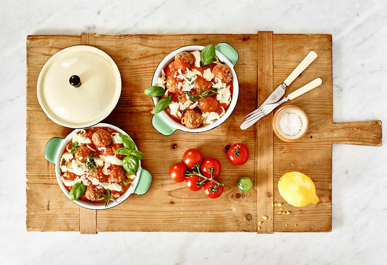 Kalvfärsfrikadeller i tomatsås med gnocchi och mozzarella.