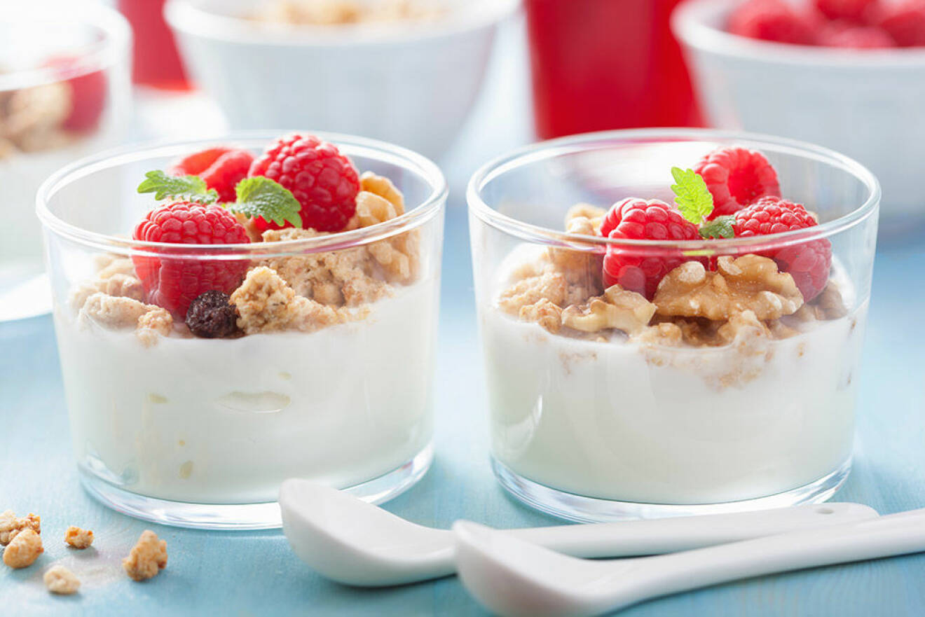 Naturell yoghurt med granola och bär. Foto: Shutterstock