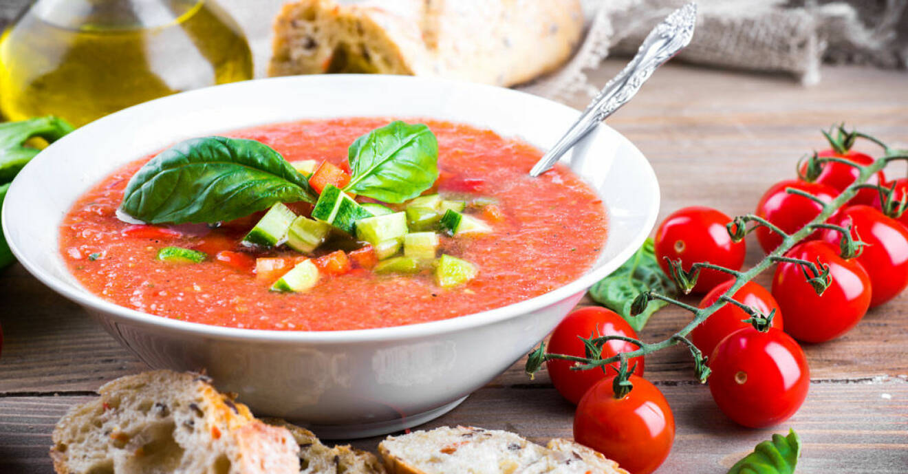 Gör gazpacho på en burk tomater.