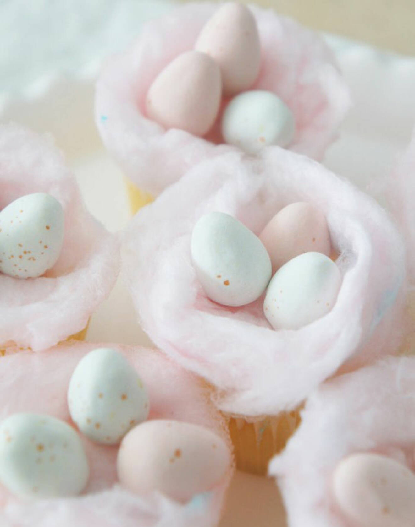 Cupcakes med sockervadd och pastellägg. 