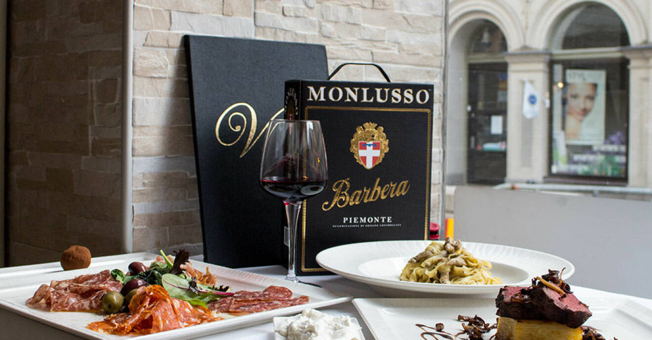 Monlusso Barbera passar perfekt till italiensk mat.