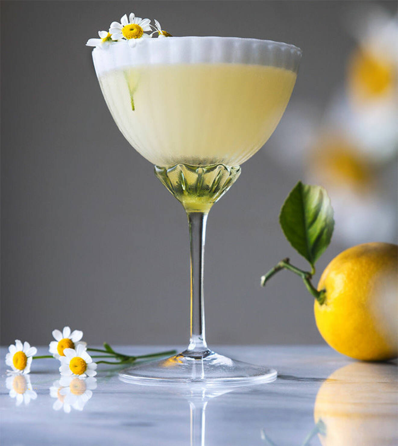 Vårig cocktail med citronkamomill.
