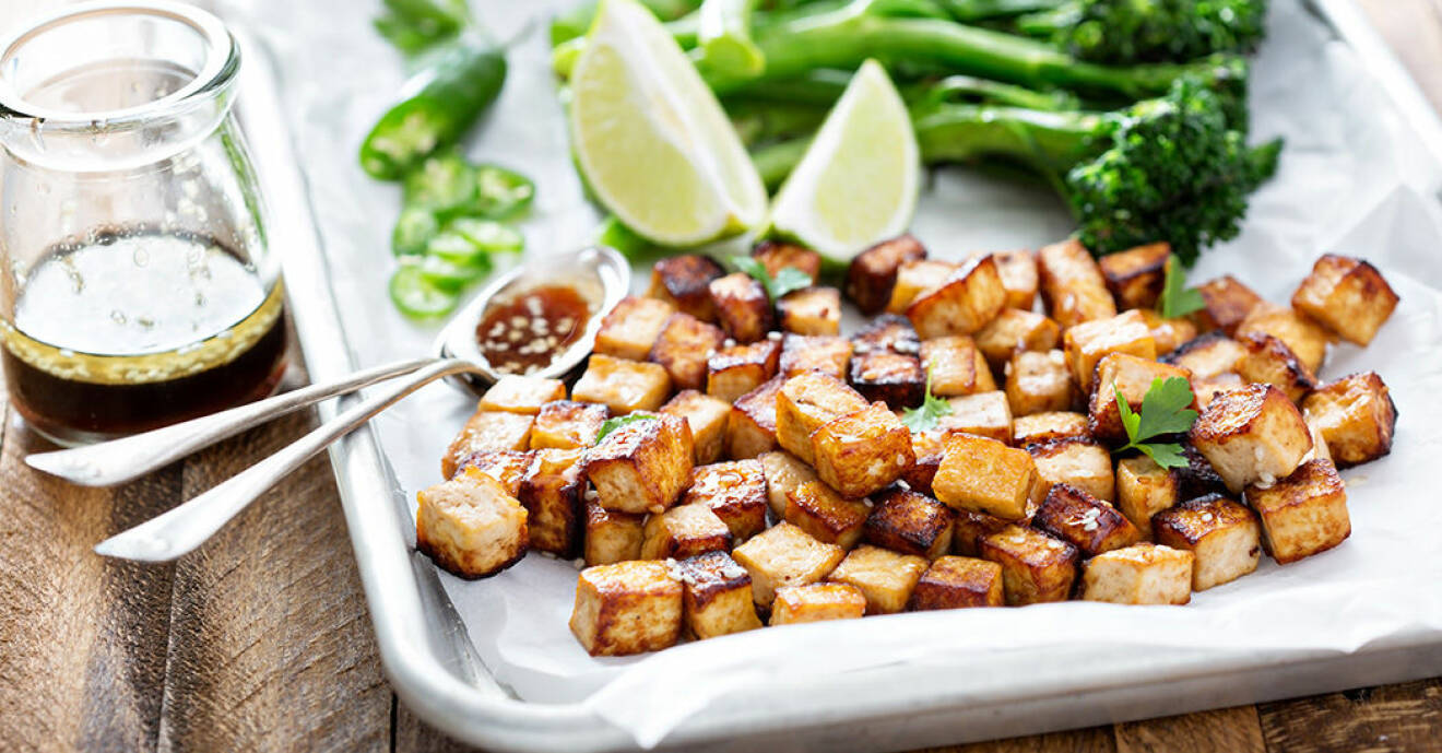 Marinerad tofu med sesamfrön och grönsaker.