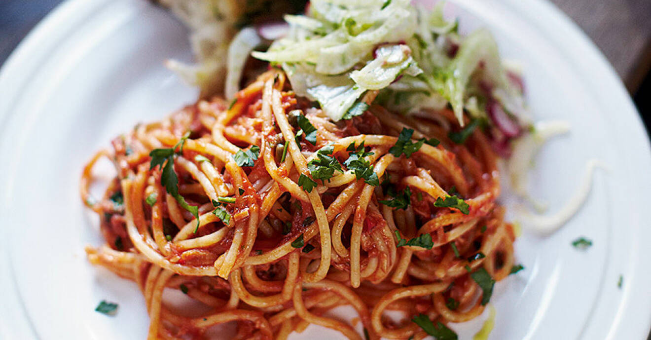 Jamie Olivers recept på spaghetti alla puttanesca med tonfisk.