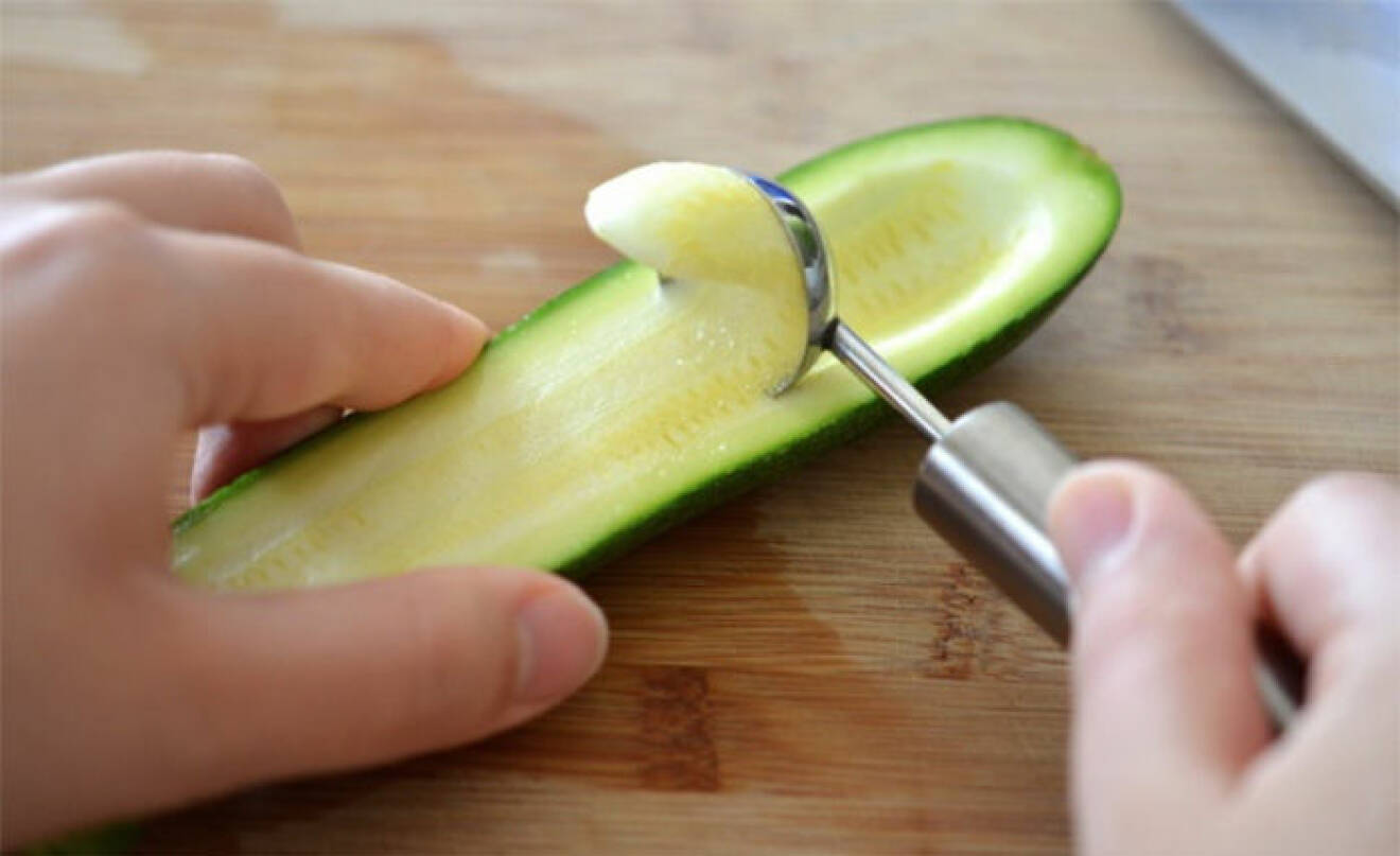 Ta enkelt bort fröna ur gurkan.