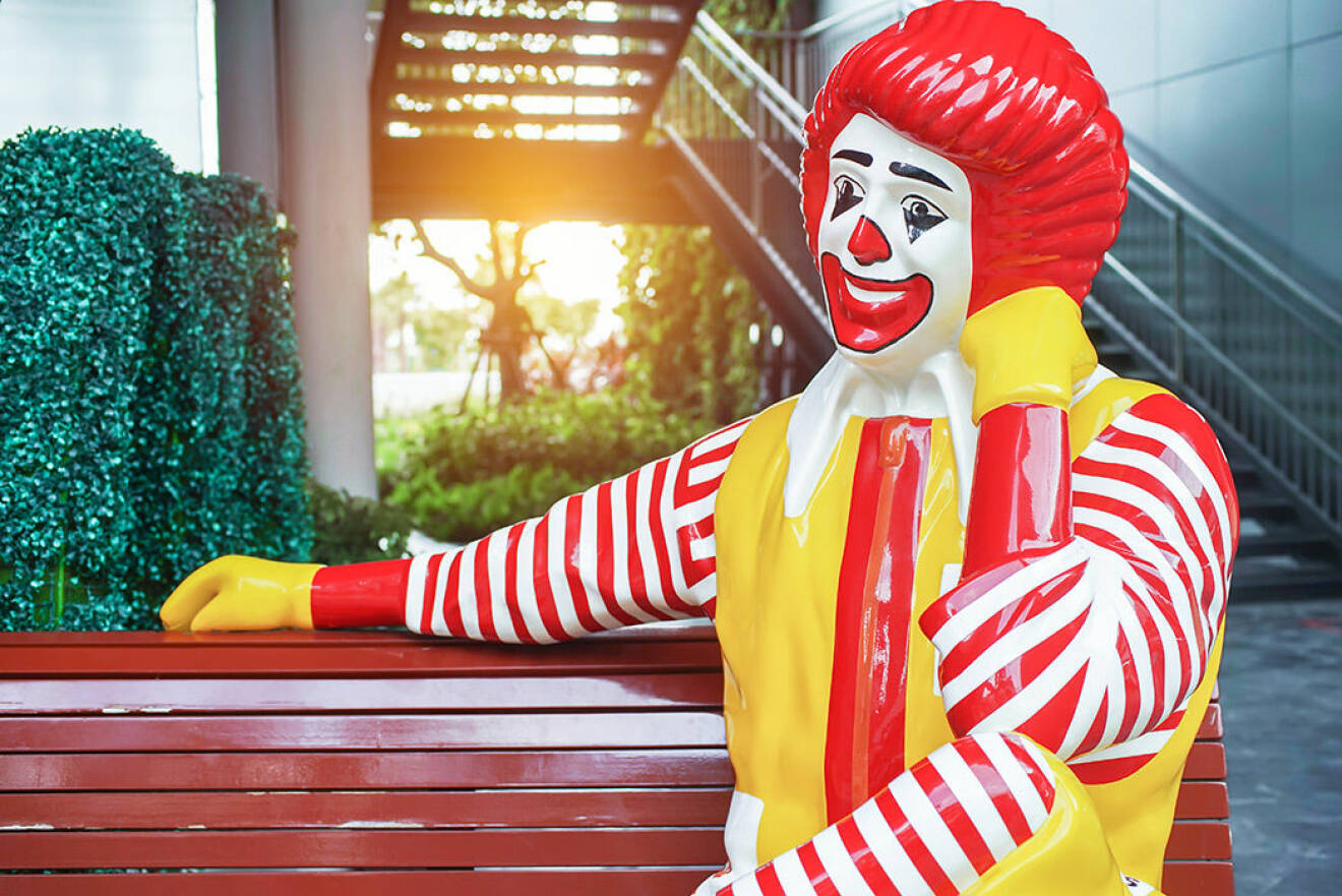 Ronald McDonald är McDonald's maskot. 