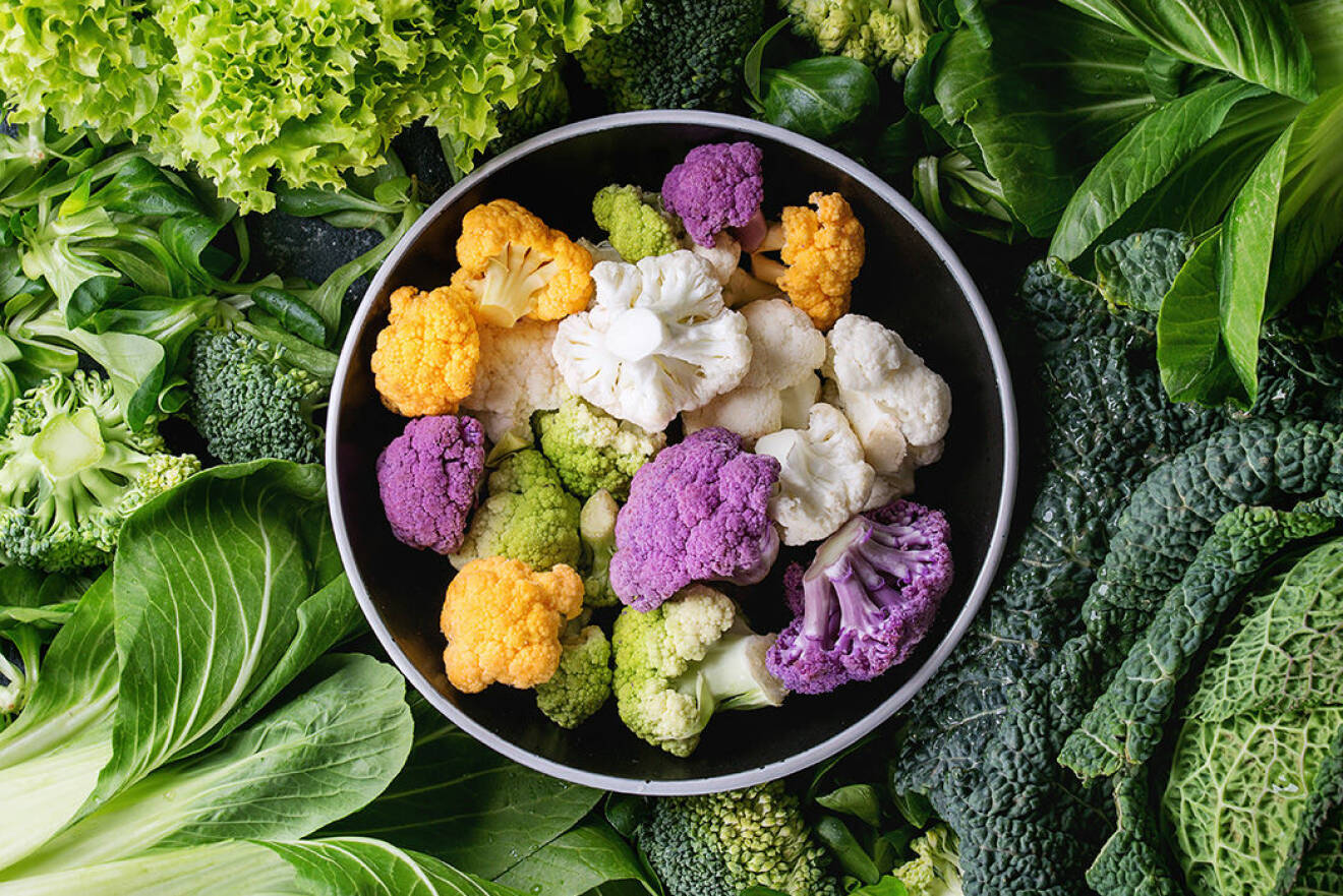 Blomkål, broccoli och grönkål innehåller mycket C-vitamin.