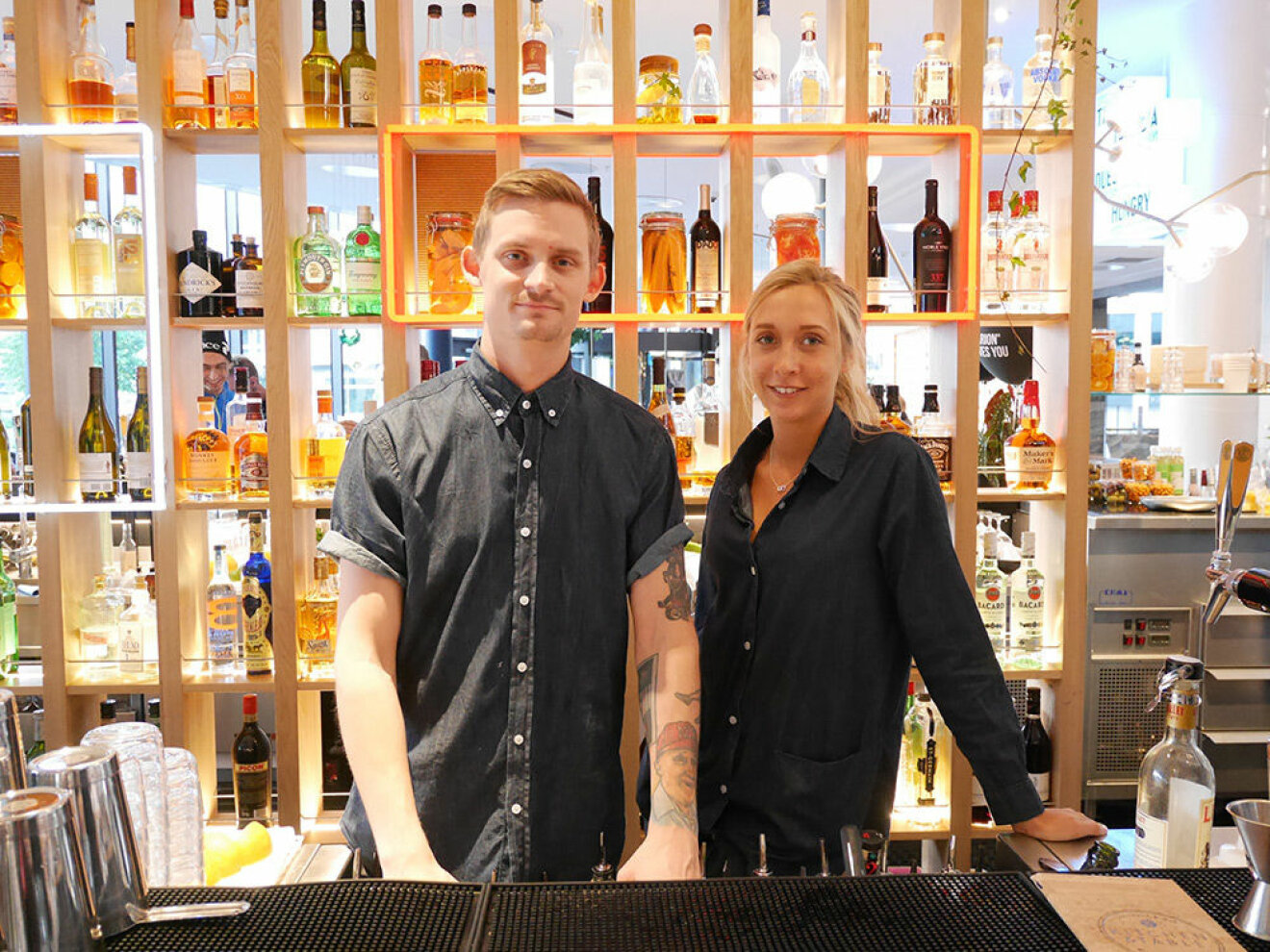 Fredrik Löwenhamn och Hedda Bruce ansvarar för baren.